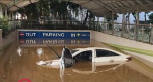 Sedmoro ljudi se utopilo nakon što je kiša poplavila parking, preživjeli se držali za cijevi