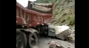 Pogodio ih razoran potres, najmanje sedam mrtvih, komadi stijena zatrpali ceste