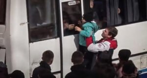Šire se snimci mobilizacije u Rusiji, odvode 50-godišnjake i studente: “Imaš petero djece? Evo ti poziv”