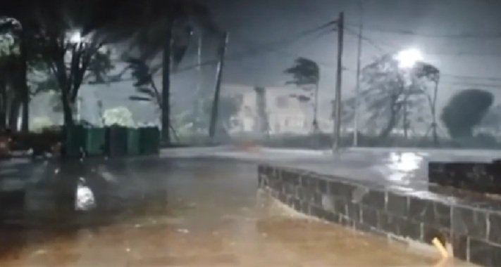 Tajfun Noru nosio krovove i izazvao nestanak struje u Vijetnamu, stotine hiljada ljudi u skloništima