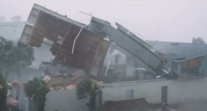 Apokaliptični prizori: Uragan raznio sve pred sobom, traga se za nestalim, brodovi plutaju na cesti