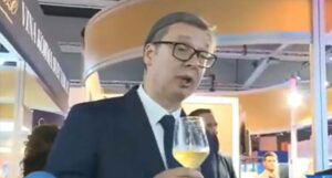 Vučić pio vino i brbljao na sajmu, nije dozvolio da mu uzmu čašu