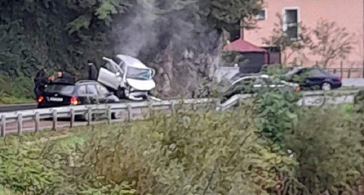Težak sudar na putu Tuzla – Sarajevo, više je povrijeđenih, saobraćaj obustavljen