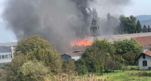 Veliki požar u krugu bivše fabrike “Trudbenik”, gasi ga veći broj vatrogasaca
