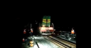 Rusi objavili snimku voza koji prelazi preko dijela Krimskog mosta oštećenog eksplozijom