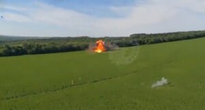 Pogođen ruski vojni avion, pilot iskočio, sve snimio kamerom na kacigi
