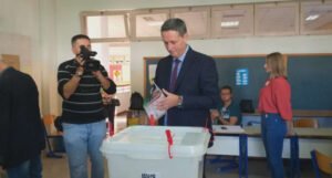 Denis Bećirović glasao u Tuzli: Danas treba narod govoriti