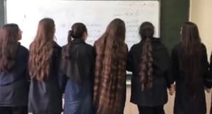 Iranske učenice masovno skidaju hidžabe u protestima protiv vlade