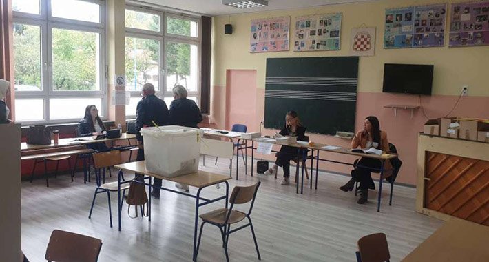 Velike gužve na zatvaranju biračkih mjesta u Novom Gradu Sarajevo