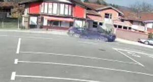 Snimljena teška saobraćajna nesreća u BiH, motociklista prevezen u UKC