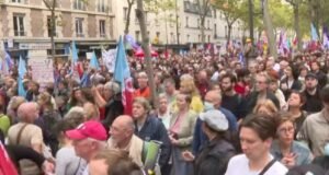 Hiljade ljudi izašlo na ulice Pariza zbog skoka cijena, poziv na opći štrajk