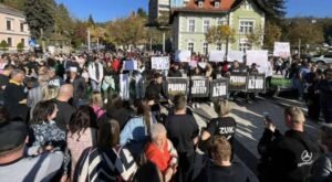 U Cazinu protesti zbog napada na mladića Azura Terzića, građani traže hitnu reakciju