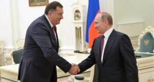 Smeta li Vučiću što Putin stalno hvali Dodika?