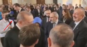 Snimak Vučića u Pragu: Pogledajte šta on radi dok se svi međusobno druže