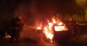 Na parkingu tokom noći izgorjelo osam automobila