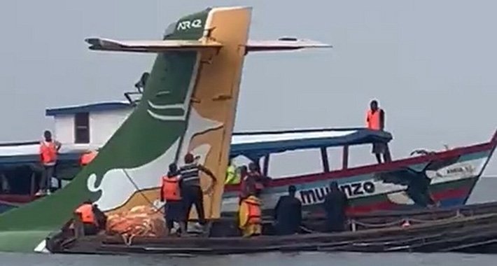 Putnički avion sa više od 50 ljudi se srušio u jezero