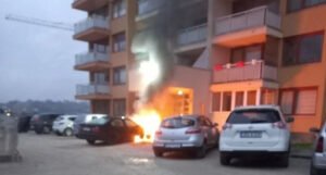 Rano jutros izgorio BMW, policija vrši uviđaj