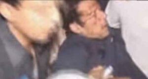 Bivši pakistanski premijer Imran Khan upucan tokom protestnog marša