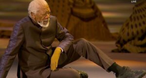 Zašto je Morgan Freeman na otvaranju SP-a nosio rukavicu samo na jednoj ruci?