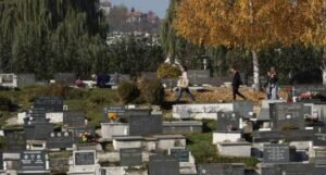 Sarajevska groblja prekrivena svijećama i cvijećem na dan Svih svetih