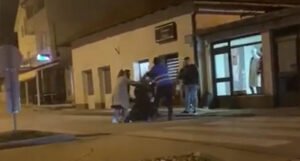 Objavljen snimak: Ispred ugostitetljskog objekta pretučen policajac