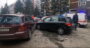 Djevojka na parkingu “pokupila” i oštetila nekoliko automobila, dvoje povrijeđenih