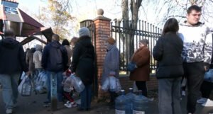 Veliki dijelovi Kijeva bez struje i vode, građani čekaju u redovima ispred fontane