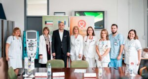 Narod Kuvajta donacijom aparata za akutnu hemodijalizu podržao liječenje djece u BiH
