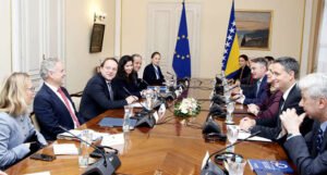 Varhelyi u Predsjedništvu BiH: EU put za BiH je otvoren, ali očekivanja su visoka