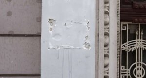 Nepoznate osobe oštetile ulaz u zgradu SPKD “Prosvjeta” Sarajevo