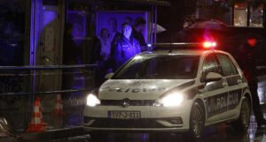 Policija u Sarajevu uhapsila dvije osobe, u automobilu našli drogu i oružje