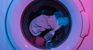 Evo šta se dogodi kada mokru odjeću ostavite predugo u veš mašini
