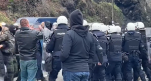 Pogledajte scene sa Jarinja: Maskirani ultradesničari nisu uspjeli ući na Kosovo