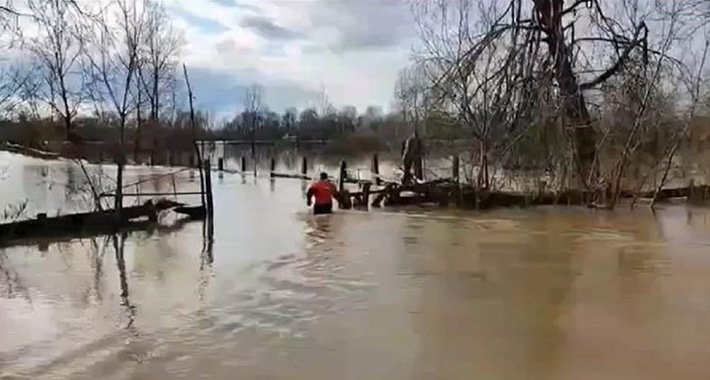 Drama u poplavljenom području: Zapeo na ogradi i dozivao upomoć, spasila ga policija