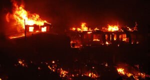 U velikom požaru uništeno ili oštećeno više od 400 kuća, najmanje dvoje poginulih