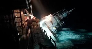 Potonuo ratni brod, helikopteri i brodovi tragaju za 33 nestala mornara