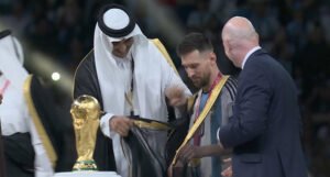 Zašto je Messi u crnom plaštu podigao pehar prvaka svijeta?