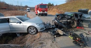 Stravičan sudar “passata” i “mercedesa”, jedna od vozača je poginuo