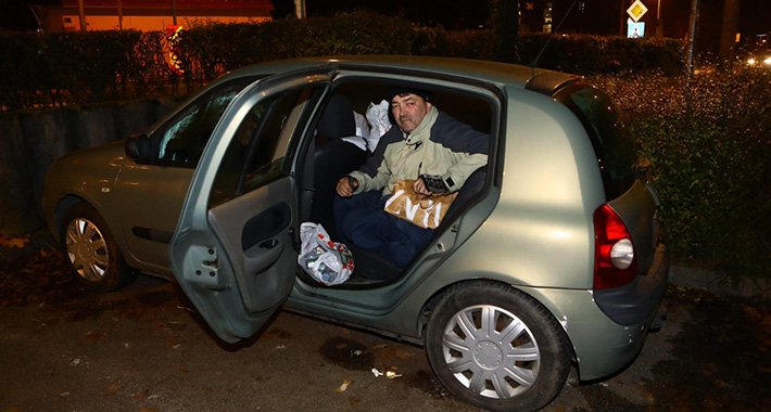 Ko je čovjek koji mjesecima spava u autu: Rodom je iz Bosne, iza njega je teška životna priča