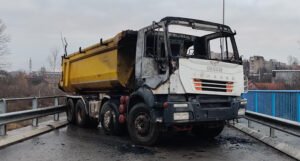 Zapaljeni kamioni kojima su Srbi blokirali ceste na Kosovu