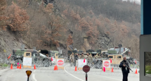 KFOR blokira Jarinje bodljikavom žicom, s druge strane granice okupili se srpski ultradesničari