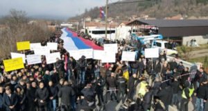 Razvili veliku zastavu: Protest Srba na sjeveru Kosova, oglasio se i Vučić