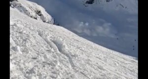 Među njima i bh. državljani: Objavljen zastrašujući snimak lavine kako zatrpava skijaše