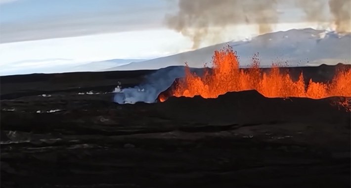 Lava iz najvećeg aktivnog vulkana svijeta približila se na četiri kilometra od autoputa
