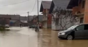 Poplave u Prijedoru, zbog izlijevanja kiše poplavljen magistralni put