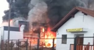 Izbio veliki požar na benzinskoj pumpi: Vatra zahvatila vozila, intervenisali vatrogasci