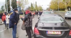 Počelo okupljanje građana u Podgorici, blokiran saobraćaj u centru grada