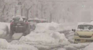 Pogodila ih velika snježna oluja, poginulo najmanje osam ljudi: “Jak snijeg i dalje pada”