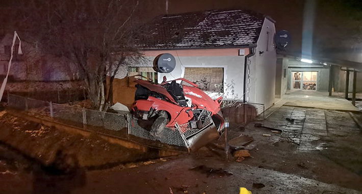 Mladić poginuo u teškoj nesreći, auto nakon silovitog udara završilo u dvorištu kuće