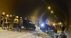 Stravičan sudar u tunelu, poginulu osobu zbog pritiska okupljenih vozila policija